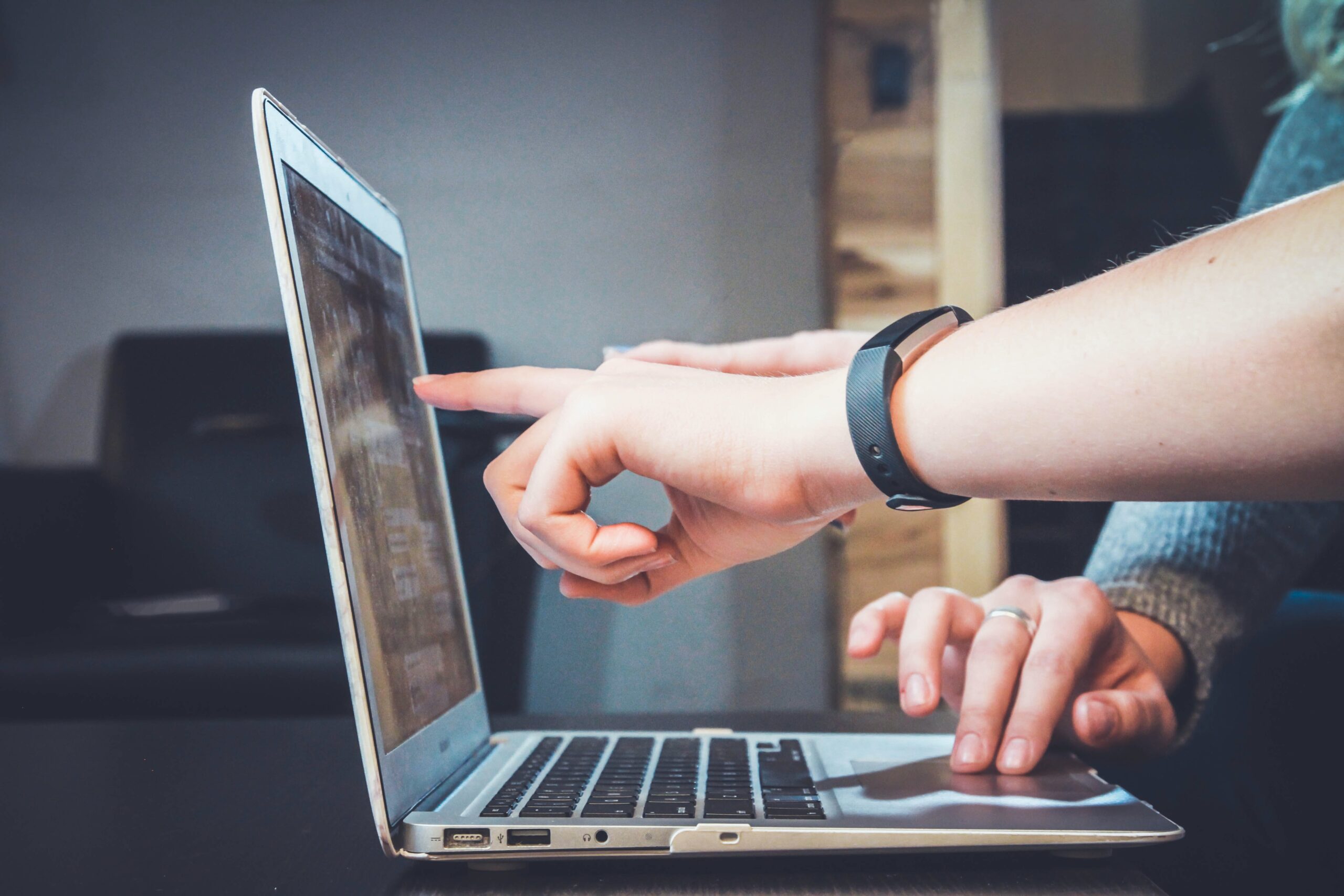 students pointing to laptop screen - technical support