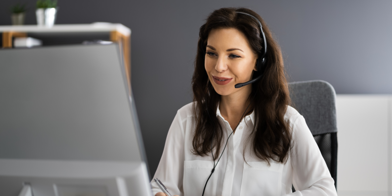 Traditional phone answering service humanizes while virtual receptionist for lawyers automates. Read on to understand how they connect.
